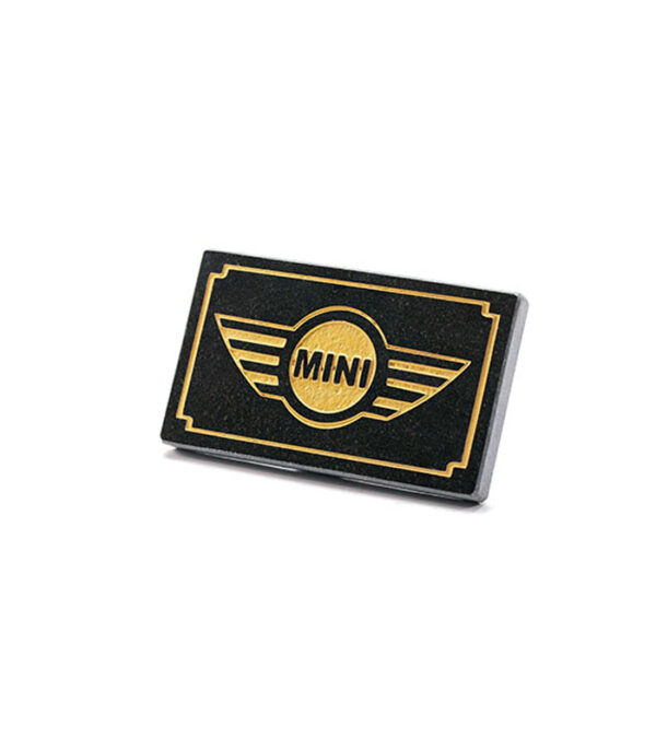 MINI Cooper logo i granit med fod. Håndlavet af portugisisk stenhugger til skrivebordet. En perfekt gaveide til MINI fan eller MINI bil ejer.