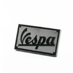 Vespa logo i granit med fod. Håndlavet af portugesisk stenhugger til hylde, reolen eller skrivebord. Perfekt gaveide til Vespa ejer.