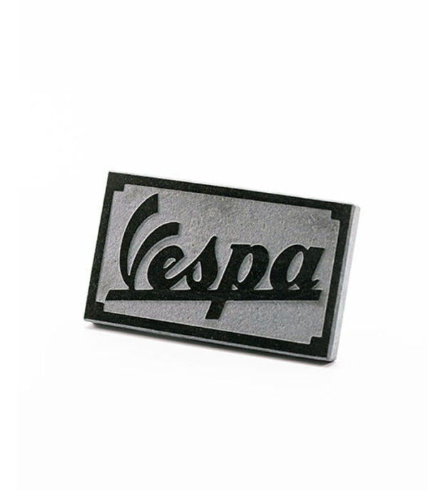 Vespa logo i granit med fod. Håndlavet af portugesisk stenhugger til hylde, reolen eller skrivebord. Perfekt gaveide til Vespa ejer.