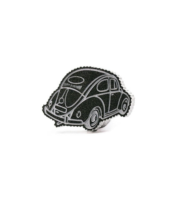VW Beetle håndlavet logo i granit med fod til skrivebord. Perfekt som gaveide til vw sælger eller som gave til beetle fan.