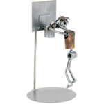 Basketball spiller metalfigur dunker i nettet. En figur af stål og kobber. Perfekt gave ide til basketballspiller. Metalfigurer sportsfigurer og sportsgaver