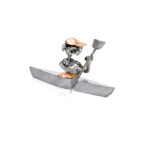 Kajakroer i kajak metalfigur. En figur af stål og kobberdetaljer som gave til kajakroeren eller som deco i kajakklubben. En gaveide til den aktive.