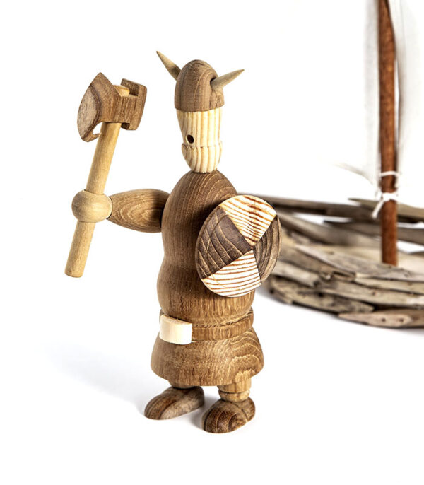 Viking træfigur med skjold og økse. Få en sej og flot træfigur til boligen eller til skrivebordet på kontoret. Gaveide med historie.