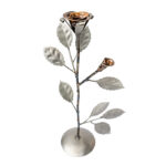 Rød rose i metal som aldrig visner. Flot evighedsrose af metal til ham eller hende du elsker. Måske bare til en som har fortjent en rose.