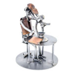 Biolog eller laborant metalfigur som kandidatgave, bachelorgave eller svendegave til mand med mikroskop. En gave til biolog, laborant, bioanalytiker, forsker eller bioingeniør. Se flere metalfigurer som gave