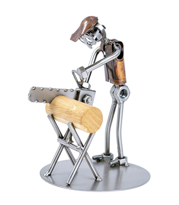 Skovhugger med motorsav og savbuk metalfigur. Flot udført figur af dygtig metalkunstner som gave eller jubilæumsgave til skovarbejder. jobfigurer, svendegaver og metalfigurer