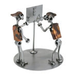 optiker øjenlæge med kunde som metalfigur er den perfekte uddannelsesgave eller svendegave til optiker eller øjenlæge