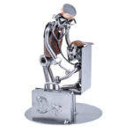 Læge eller vagtlæge metalfigur som kandidatgave. Håndlavet figur som gave, jubilæumsgave eller uddannelsesgave til vagtlæge eller børnelæge.. Se flere læge metalfigurer