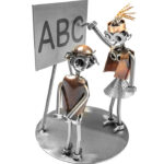 Skolelærer med elev metalfigur - hende. Skøn figur udført af polsk kunstner. Perfekt som svendegave eller gave til skolelærer eller elev. Metalfigurer og jobfigurer