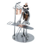 Renseri eller tøjbutik ekspedient stryger metalfigur. Kreativt håndlavet figur som gave til tøjekspedient, renseriansat eller hjemmegående. husmor. Metalfigurer og job figurer