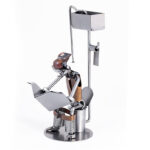 Mand laeser på toilettet wc humor metalfigur. Se alle vores sjove metalfigurer som gaveideer med humor