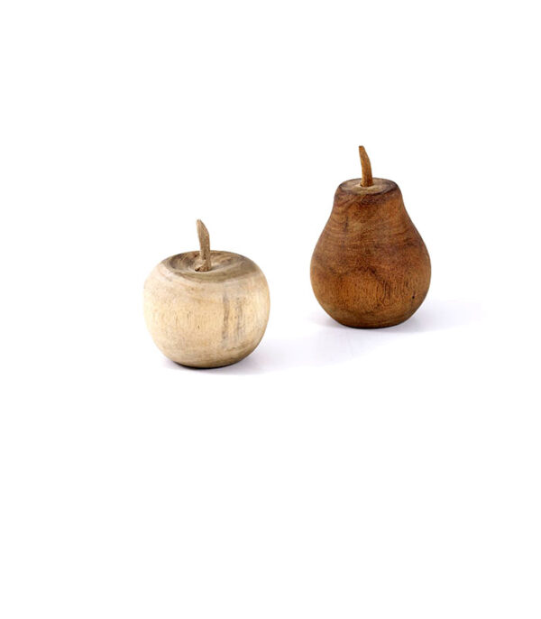 Hånddrejede træ æble og pære sæt. Et lille sæt som deco på bordet, hjørnebordet, på hylde eller på skænk i boligen eller kontoret.