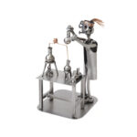 Kemiker metalfigur til forskeren i laboratoriet. En håndlavet gave ide til laborant, forsker eller kemiingeniør eller som eksamensgave. Se metalfigurer som kandidatgaver