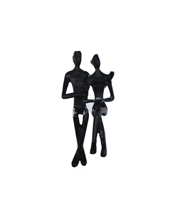 Kærester siddende sort jernfigur. Forelsket par sidder og holder i hånd. Figur 16 cm Figuren kan sidde på hyldekant som gaveide til kærester. Speedtsberg figurer som boliginteriør