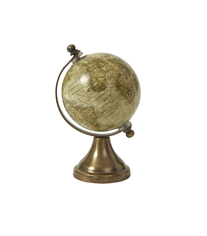 Globus på messingfod creme 14 cm. Mini globus på messingfod D8 cm x H14 cm. En fin lille globus til vægreolen, amagerhylden eller vitrinen. Speedtsberg boliginteriør