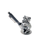 Bamsebjørn penholder metalfigur håndlavet i bæredygtig restmetal af skruer, bolte og møtrikker. En praktisk gave til skrivebordet.