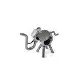 Lille elefant metalfigur til reolen håndlavet af restmetal, som interiør i boligen eller på kontoret. Egner sig fint som praktisk dekoration på metalreol eller skivebord. Højde ca 7 cm