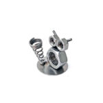 Lille ugle penholder metalfigur en sjov gaveide som pynt på hylden, skrivebordet eller reolen som pynt i boligen eller på kontoret. Højde ca 7 cm