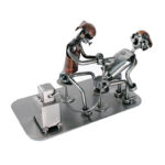 gave tatovør tatoverer kunde som metalfigur af bolte, pladejern og kobberstykker. En kreativt udført figur som gave til tatovør eller tatovørsalon.