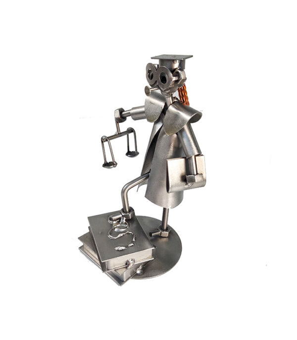 Dommer advokat jurist metalfigur kvinde. En håndlavet figur udført af en polsk metalkunstner. En kandidatgave til jurist eller dommer.