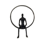 Mand sidder i en ring og læser i en bog deco figur