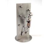 klatrer på klatrervæg metalfigur. Gaveide til klatrer