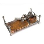 golfspiller metalfigur sover med golftasken