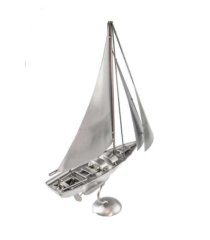 sejlbåd på fod metal model som gave til bådinteresseret