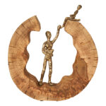 bolig interiør i træ og gyldent metal af kvinde med barn i mango træ figur