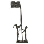 dreng og pige hejser flag til fødselsdag. sorte figurer speedtsberg