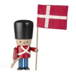 Garder design træfigur med flag og uniform. Her med gevær samt rød gallauniform. Flot gave til garder fra livgarden. Figur 11 cm. Træfigurer og designfigurer