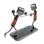 To fægtere som fægter metalfigur som gave til udøver af fægtning. Sportsfigurer og metalfigurer