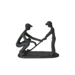 Far træner sin søn i golfteknik. Mat sort figur som gave til far