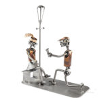 Mand frier metalfigur til kæresteparret en valentinsdag gave