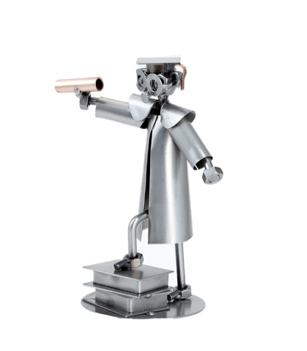 Kandidat gave bachelor gave metalfigur ham som uddannelsesgave