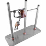 Bodybuilder gymnast parkour metalfigur. Figur af stål og kobber. En gave eller trofæ til gymnast, bodybuilder eller parkour dyrker udendørs træning i stativ. Metalfigurer og sportsfigurer og sportsgaver