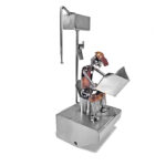 avislæser som toiletrulleholder metalfigur. Gave til avislæser med metalfigurer og toiletrulleholdere