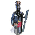 pilot vinholder metalfigur som gave til piloten eller helikopterpiloten eller som interiør i bar eller cafe. Metalfigurer og vinholdere