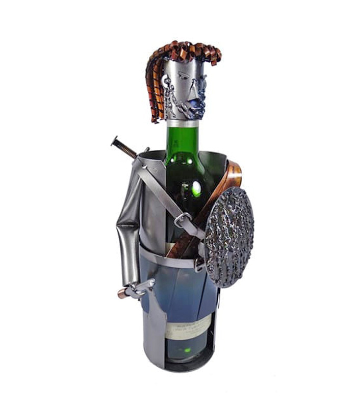 vinholder_gave_kriger_braveheart vinholder gave kriger vindrikker, mand med hjemmebar eller vinkælder