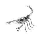 skorpion metalfigur som deco boliginteriør