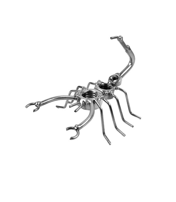 skorpion metalfigur som deco boliginteriør