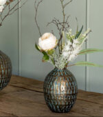 gylden vase og kunstige blomster fra speedtsberg