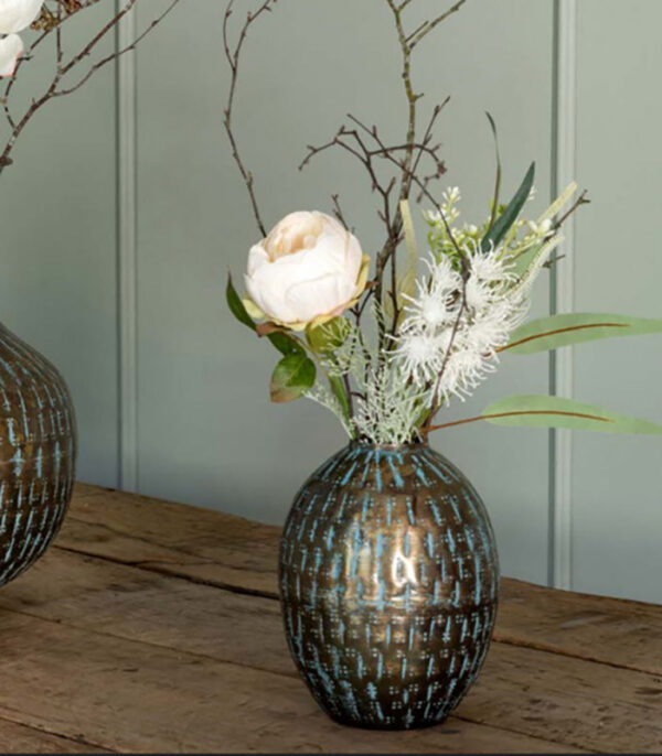 gylden vase og kunstige blomster fra speedtsberg