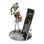 forretningskvinde mobiltelefonholder metalfigur som gave til selvstændig kvinde