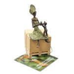 Afrikansk mintgrøn kvinde sidder med baby fra fair trade som gave til kvide