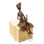 Afrikansk rød kvinde sidder med baby fra Fairtrade