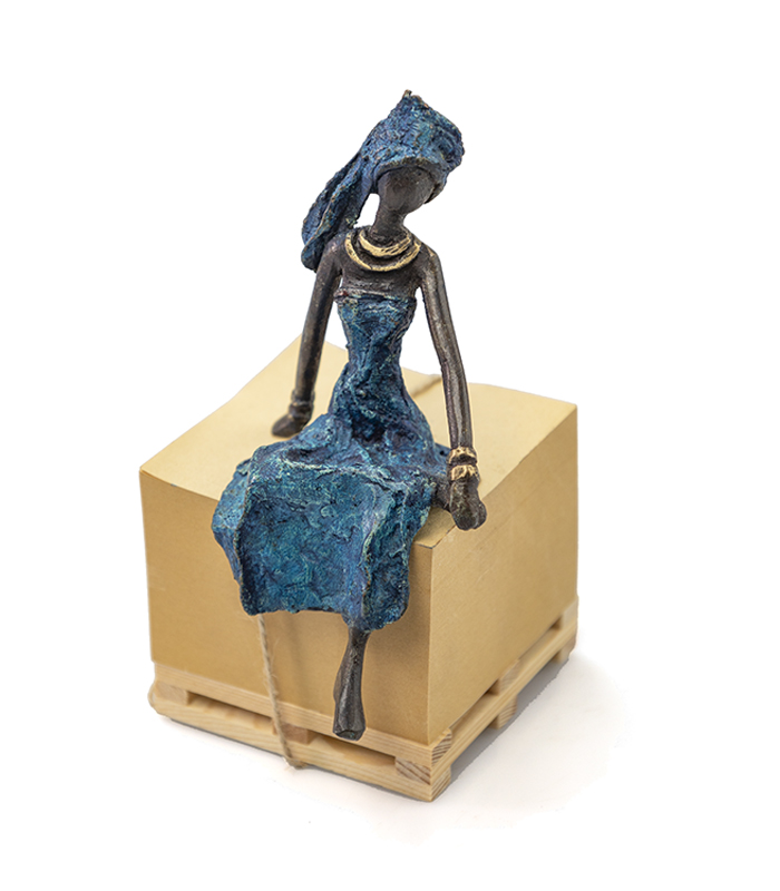 Afrikansk blå figur af siddende kvinde. Fairtrade figurer hos Gaven.shop