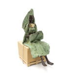 Afrikansk kvindefigur til hylde som strikker. Figur fra Fairtrade