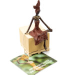 Afrikansk siddende kvinde figur fra Fairtrade