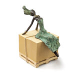 Afrikansk tilbagelænet kvinde messingfigur fra Fairtrade